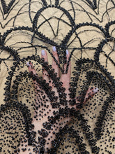 Fekete Couture Csipke Geometriai Mintával, Gyöngyökkel, Gyöngyöcskékkel és Flitterekkel